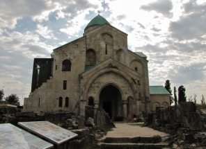 Daugiau kaip 1000 m. senumo Bagrati katedra