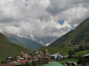Aukščiausiai Europoje įsikūręs kaimas Ushguli ir iš jo matomas Ushba (4690 m) ledynas