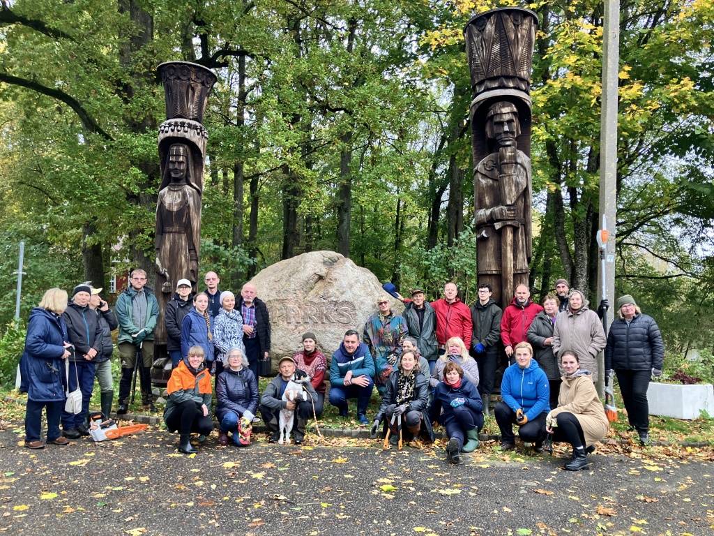 Rudeninė dendrologų talka Degaičiuose Rudeninė dendrologų talka Degaičiuose